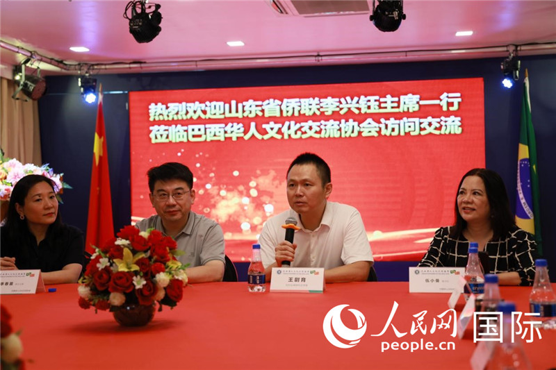 中國駐里約熱內(nèi)盧副總領事王尉育（右二）發(fā)表致辭。人民網(wǎng)記者宋亦然攝