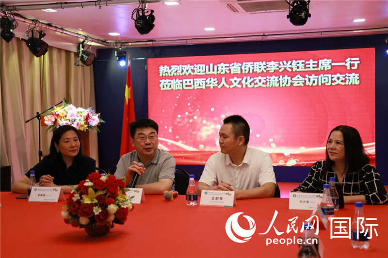 山東省僑聯(lián)主席李興鈺（左二）和與會僑領座談。人民網(wǎng)記者宋亦然攝