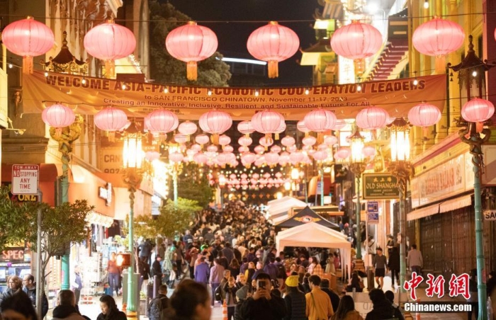 當(dāng)?shù)貢r(shí)間11月10日，美國(guó)舊金山唐人街夜市人頭攢動(dòng)。亞太經(jīng)合組織(APEC)第三十次領(lǐng)導(dǎo)人非正式會(huì)議將在舊金山舉行，當(dāng)?shù)靥迫私钟?jì)劃舉辦包括夜市在內(nèi)的多場(chǎng)活動(dòng)，以吸引與會(huì)者、游客和市民的光顧。<a target='_blank' href='/'><p  align=