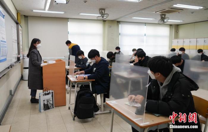 12月3日，延遲近一個月的韓國高考舉行。據(jù)韓國教育部消息，今年考生約49.34萬人，創(chuàng)歷史最低紀錄。圖為在首爾某考點內，考桌上設有隔板。
