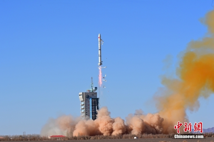 北京時(shí)間2023年11月16日11時(shí)55分，我國在酒泉衛(wèi)星發(fā)射中心使用長征二號(hào)丙運(yùn)載火箭，成功將新一代海洋水色觀測(cè)衛(wèi)星發(fā)射升空，衛(wèi)星順利進(jìn)入預(yù)定軌道，發(fā)射任務(wù)獲得圓滿成功。此次任務(wù)是長征系列運(yùn)載火箭第497次飛行。汪江波 攝