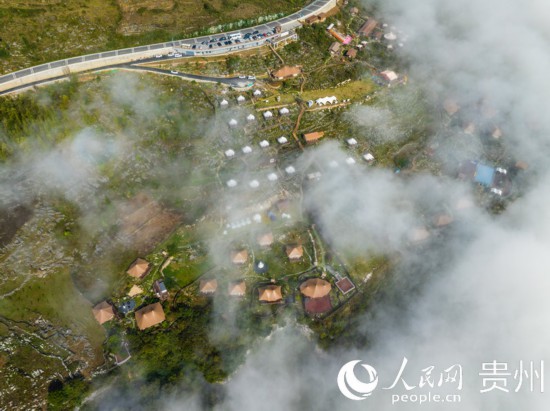 航拍掩映在晨間薄霧中的“花都里·化屋野奢度假營地“。人民網(wǎng) 陽茜攝