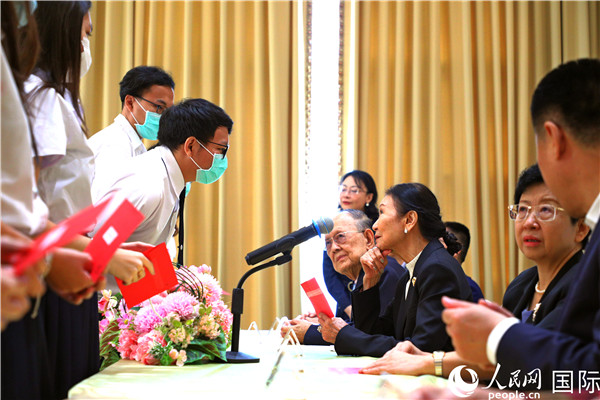 圖為獎(jiǎng)助學(xué)金頒發(fā)現(xiàn)場。人民網(wǎng)記者 白元琪攝
