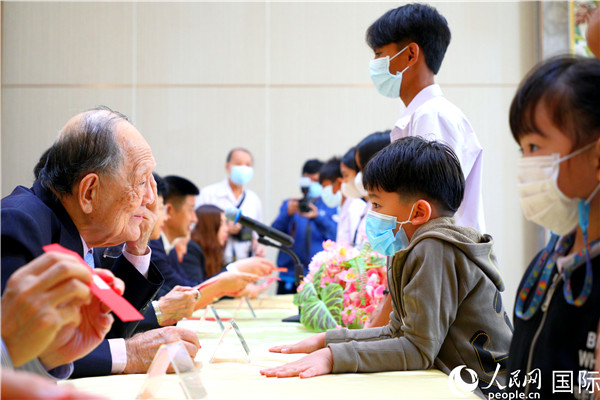 圖為獎(jiǎng)助學(xué)金頒發(fā)現(xiàn)場。人民網(wǎng)記者 白元琪攝
