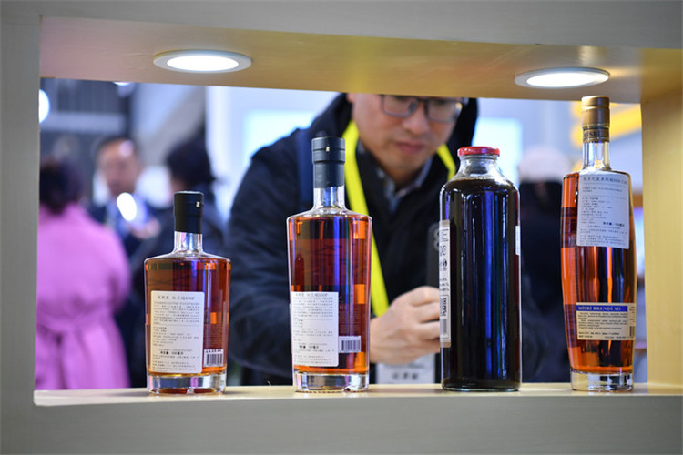11月16日，觀眾在第七屆絲博會上參觀阿塞拜疆展位上的酒水產(chǎn)品。新華社記者 邵瑞 攝