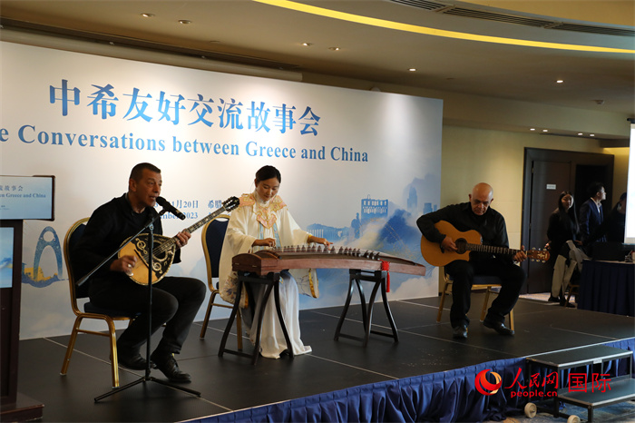 中希藝術(shù)家用古箏和布祖基琴演奏希臘著名歌曲《比雷埃夫斯的孩子》。   人民網(wǎng)記者 謝亞宏攝