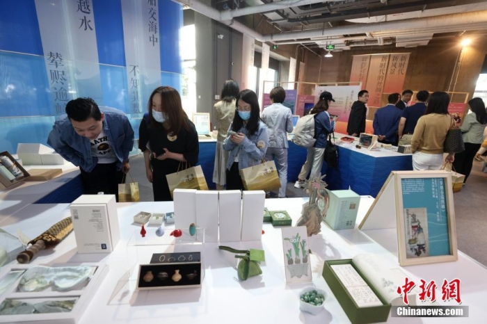 9月28日，“一帶一路，文明之橋”圖書(shū)文創(chuàng)展在北京圖書(shū)大廈開(kāi)幕，圖為觀眾參觀展覽。<a target='_blank' href='/'><p  align=