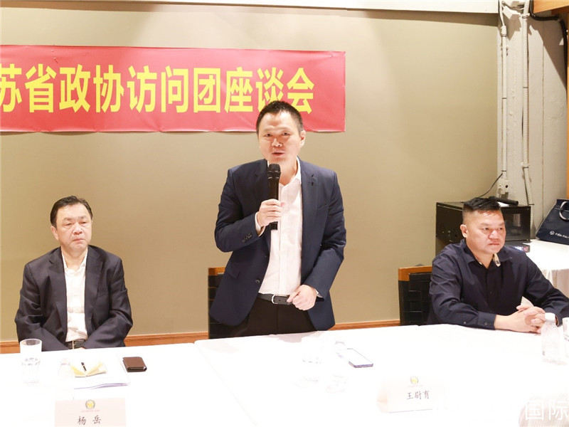 中國駐里約總領(lǐng)館副總領(lǐng)事王尉育（中）在座談會上致辭。人民網(wǎng)記者 陳海琪攝