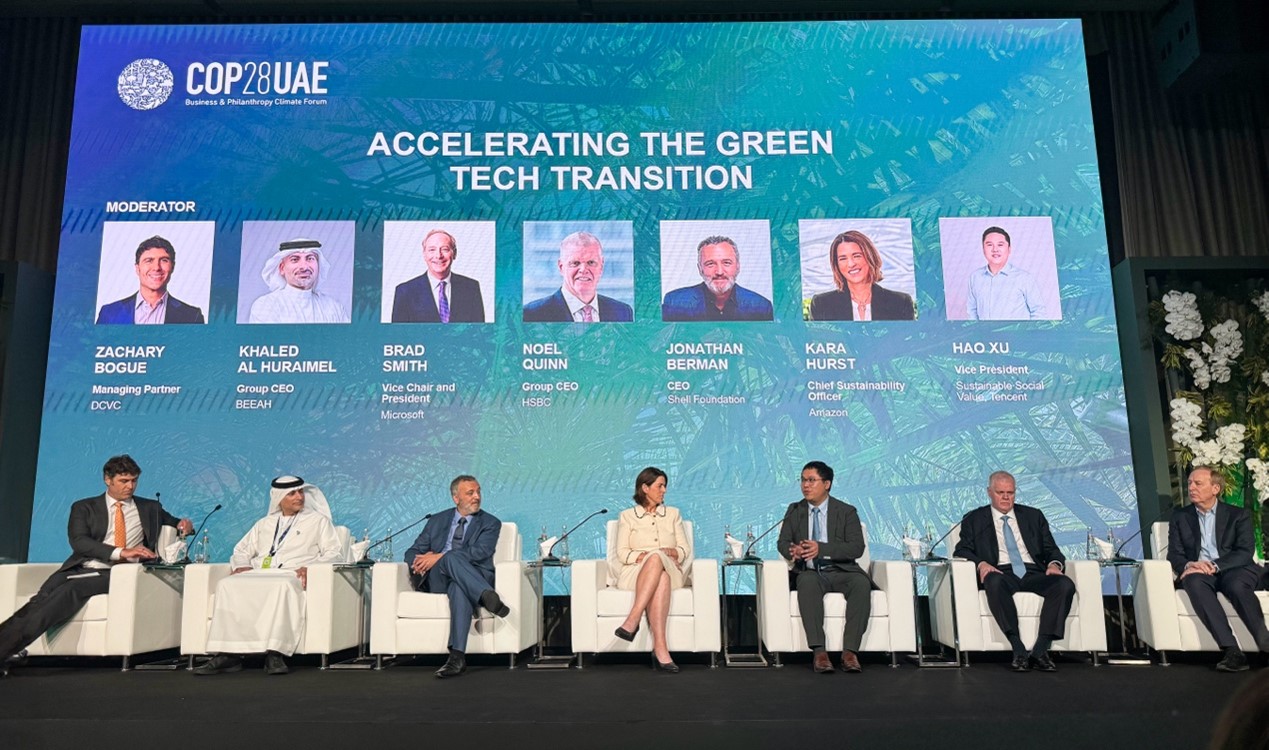 騰訊可持續(xù)社會(huì)價(jià)值副總裁、騰訊碳中和實(shí)驗(yàn)室負(fù)責(zé)人許浩（右三）在COP28上和微軟公司主席(右一)、匯豐銀行全球首席執(zhí)行官(右二)以及亞馬遜首席可持續(xù)發(fā)展官(左四)等對(duì)話。圖片由騰訊公司提供