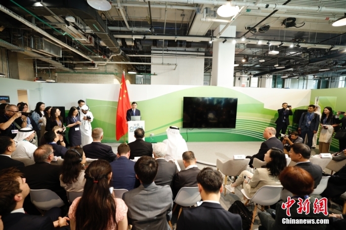 當?shù)貢r間11月30日，《聯(lián)合國氣候變化框架公約》第28次締約方大會(COP28)中國角開幕式暨“生態(tài)文明與美麗中國實踐”邊會在迪拜舉行。圖為中國生態(tài)環(huán)境部部長黃潤秋在邊會上發(fā)表致辭。<a target='_blank' href='/' _fcksavedurl='/'><p  align=