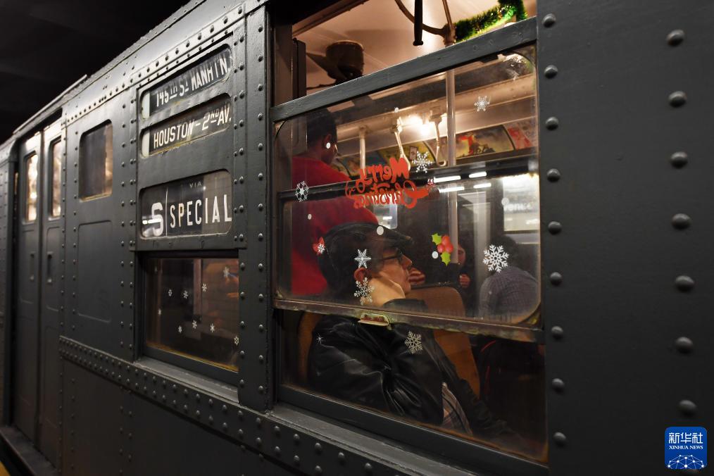 12月2日，在美國(guó)紐約，人們乘坐“懷舊地鐵”專列。新華社記者 李睿 攝