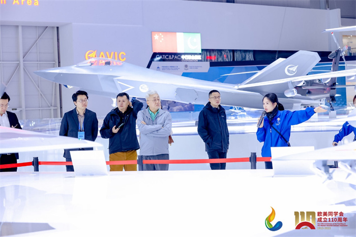 參會嘉賓和留學(xué)歸國人員參觀珠海太空中心。主辦方供圖