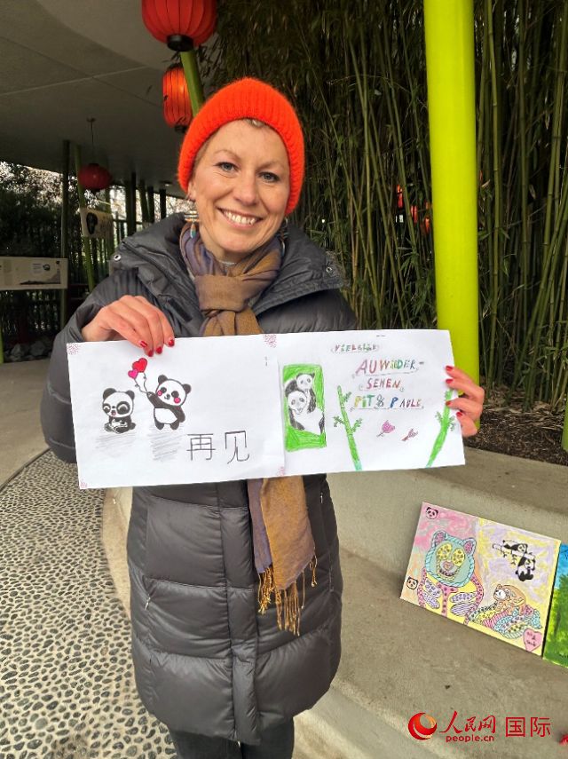 桑德拉和德國小朋友們的作品。右圖寫著“祝福好運，再見 Pit和Paule（“夢想”“夢圓”的德語名字）”。人民網記者 徐馨攝
