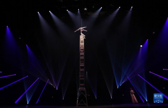 12月8日，演員在法國巴黎舉行的中國雜技“奇妙之夜”演出上表演《高椅》。新華社記者 高靜 攝