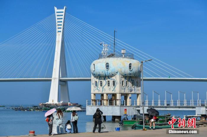 圖為游客在文昌鋪前漁港游玩。<a target='_blank' href='/' _fcksavedurl='/' ><p  align=