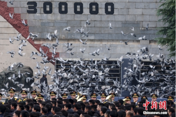 12月13日是第十個南京大屠殺死難者國家公祭日。當天上午，南京大屠殺死難者國家公祭儀式在侵華日軍南京大屠殺遇難同胞紀念館舉行。圖為國家公祭儀式現(xiàn)場。中新社記者 泱波 攝