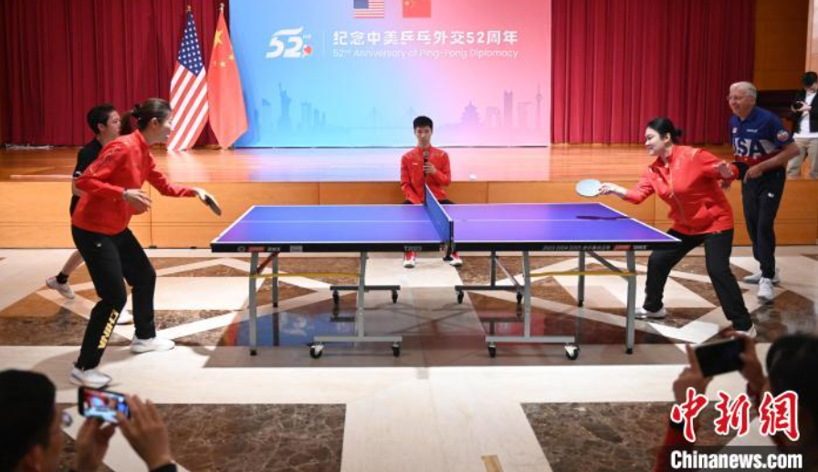 當(dāng)?shù)貢r(shí)間12月13日，中國駐美使館在華盛頓舉辦慶?；顒?dòng)紀(jì)念中美乒乓外交52周年。圖為丁寧、劉偉、戴爾等中美運(yùn)動(dòng)員上演混雙表演賽。中新社記者 陳孟統(tǒng) 攝