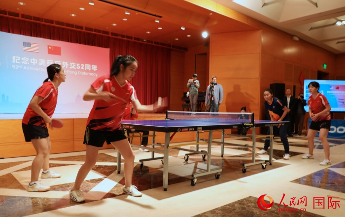 來自北京大學(xué)、美國弗吉尼亞大學(xué)的中美青年乒乓球運動員進行表演賽。人民網(wǎng)記者 李志偉攝