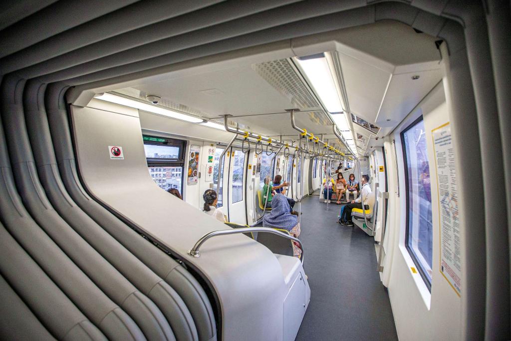 9月14日，乘客在泰國曼谷搭乘“黃線”列車。泰國曼谷是世界著名旅游目的地之一，當(dāng)?shù)厝税堰@座城市的高架軌道交通系統(tǒng)稱為“曼谷天鐵”。2023年下半年，由位于安徽蕪湖的中車浦鎮(zhèn)阿爾斯通運(yùn)輸系統(tǒng)公司生產(chǎn)并提供的單軌道列車“天鐵黃線”在曼谷正式運(yùn)營，11月同樣由該公司生產(chǎn)并提供列車的“天鐵粉線”也在曼谷開始試運(yùn)行?！爸袊窃臁睆闹袊徍淼教﹪?，讓曼谷近郊與市中心的連接更為緊密，豐富城市面貌的同時(shí)，也為當(dāng)?shù)匕l(fā)展注入新活力。（新華社記者王騰攝）