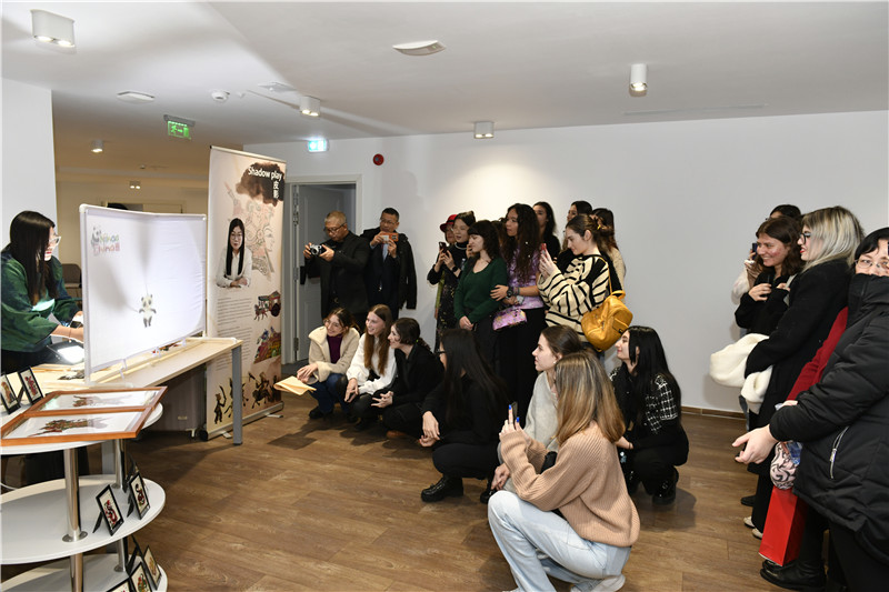 圖為觀眾欣賞帶有“你好中國”標識的皮影展示。 布加勒斯特中國文化中心供圖。