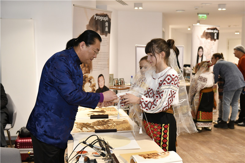 圖為羅馬尼亞小學生在現(xiàn)場體驗烙畫。 布加勒斯特中國文化中心供圖