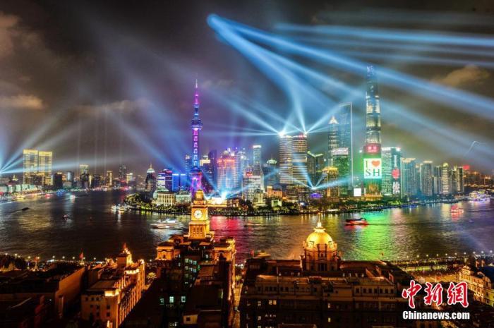 資料圖：上海外灘國慶燈光秀流光溢彩。 黃偉國 攝