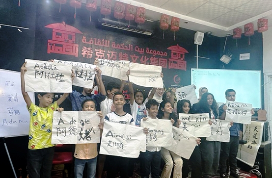 學(xué)著用中文書寫自己姓名的埃及兒童們。埃及?？诉~特文化集團供圖