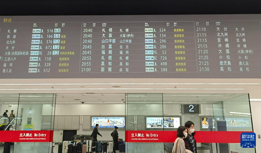 1月2日，在日本東京羽田機(jī)場，受兩機(jī)碰撞起火事故影響，日本國內(nèi)航班大范圍延誤或取消。新華社記者 胡曉格 攝