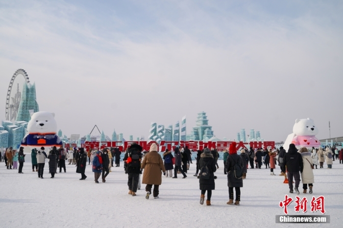 1月4日，第25屆哈爾濱冰雪大世界內(nèi)的冰雕吸引游客觀看。白天的冰雪大世界，游客仿佛置身現(xiàn)實版“冰雪奇緣”。<a target='_blank' href='/'><p  align=