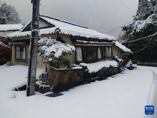 這是1月8日拍攝的日本能登半島地震災區(qū)珠洲市的街景。