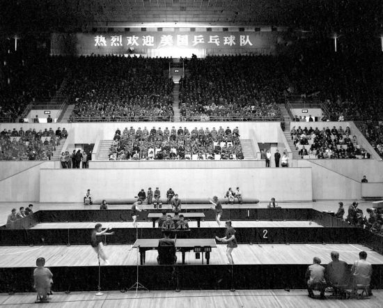 圖為1971年4月13日，中華全國體育總會舉行歡迎儀式，歡迎前來中國進行訪問的美國乒乓球代表團。中美兩國乒乓球運動員在北京首都體育館進行了友誼比賽。新華社發(fā)