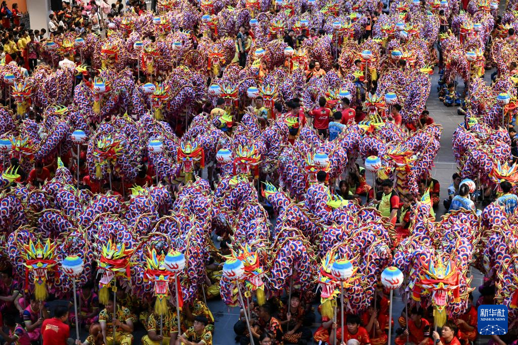 1月7日，演員們?cè)隈R來(lái)西亞雪蘭莪州巴生的一家購(gòu)物中心進(jìn)行舞龍表演。新華社記者 程一恒 攝