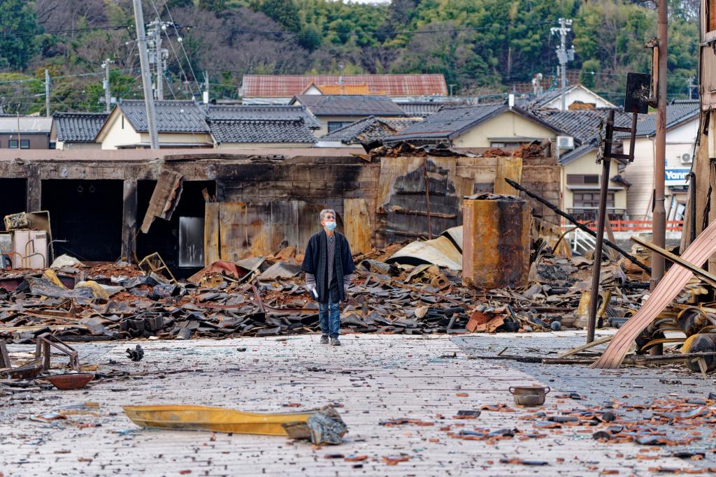 1月4日，一名市民查看日本石川縣輪島市“輪島早市”廢墟。新華社記者張笑宇攝