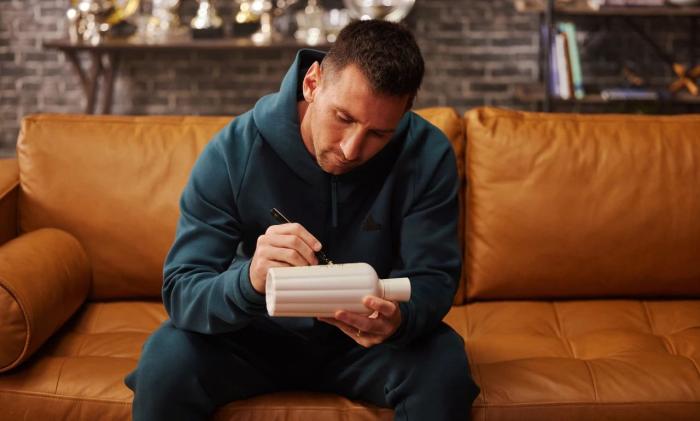 2023年10月，赤水河酒曬出的梅西為赤水河酒酒瓶簽名照片。 截圖自