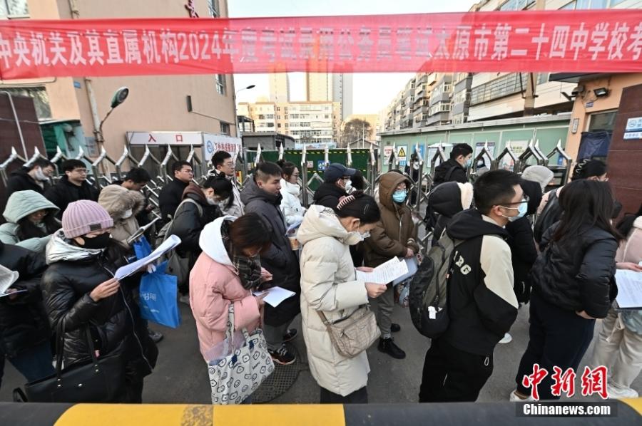 2023年11月26日，山西省太原市，考生步入考場。當日，中央機關(guān)及其直屬機構(gòu)2024年度考試錄用公務員公共科目筆試開考。<a target='_blank' href='/'><p  align=
