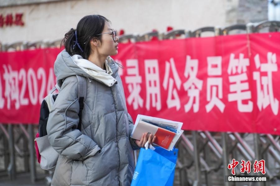 2023年11月26日，山西省太原市，考生步入考場。當日，中央機關(guān)及其直屬機構(gòu)2024年度考試錄用公務員公共科目筆試舉行。<a target='_blank' href='/'><p  align=