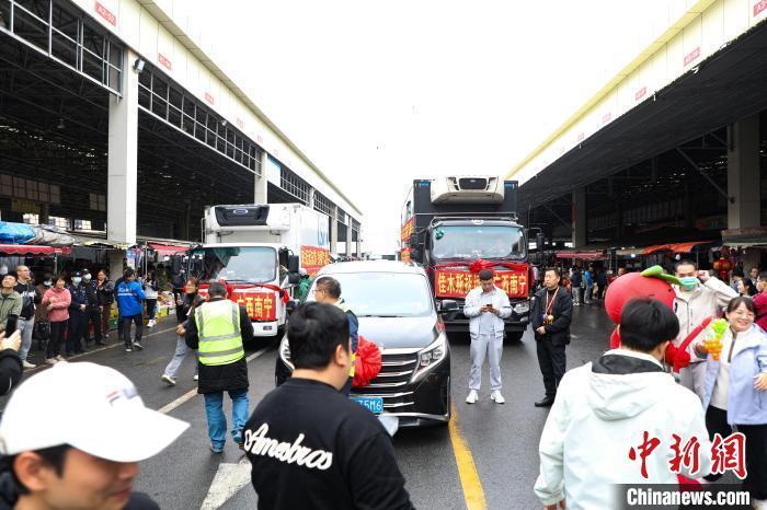 運(yùn)載蔓越莓車隊(duì)前，不少民眾正在圍觀打卡。 王偉臣 攝