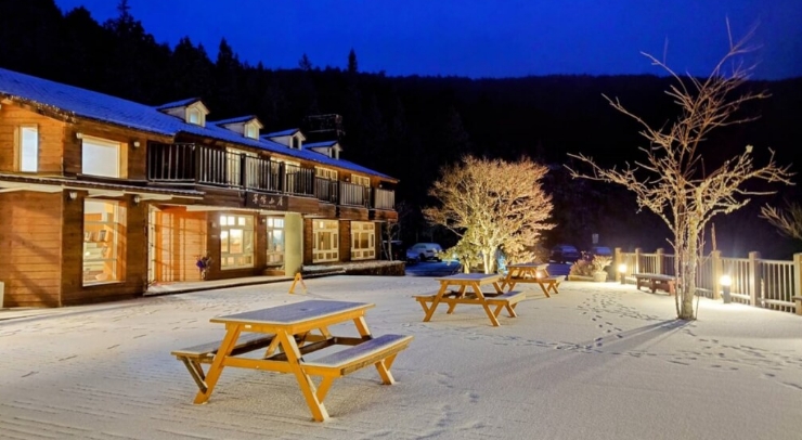 位在宜蘭縣內(nèi)的太平山森林游樂區(qū)23日凌晨開始下雪，園區(qū)翠峰山屋前一片雪白。圖片來源：臺(tái)灣“中央社”。