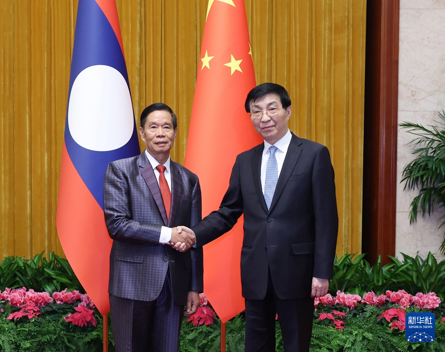 1月22日，中共中央政治局常委、全國(guó)政協(xié)主席王滬寧在北京會(huì)見老撾人民革命黨中央政治局委員、建國(guó)陣線中央委員會(huì)主席辛拉馮。新華社記者 王曄 攝