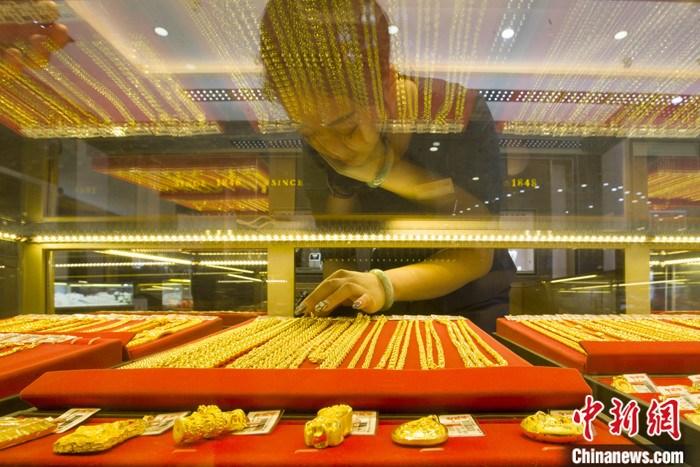 山西省太原市，一商場(chǎng)工作人員整理黃金飾品。