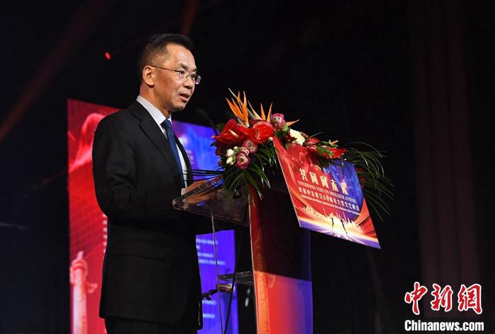 當?shù)貢r間1月16日晚，以“共同向未來”為題的慶祝中法建交60周年大型文藝晚會在巴黎舉辦。中國駐法國大使盧沙野出席晚會并致辭。 <a target='_blank' href='/' _fcksavedurl='/'><p  align=