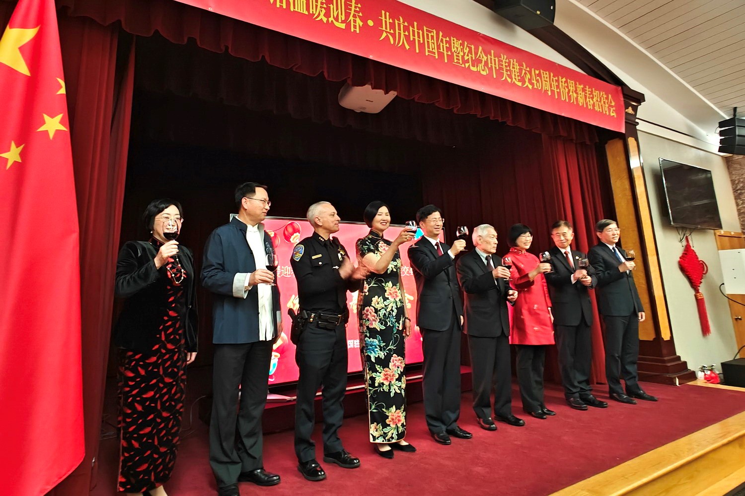 僑胞代表與駐舊金山總領(lǐng)館官員合影。主辦方供圖