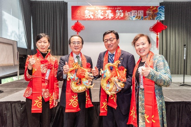 向池田知事、大西市長(zhǎng)贈(zèng)送“歡樂(lè)春節(jié)“吉祥龍。從左到右為魏有美副總領(lǐng)事、池田豊人知事、大西秀人市長(zhǎng)、馬曉琛主任。中國(guó)駐大阪旅游辦事處供圖
