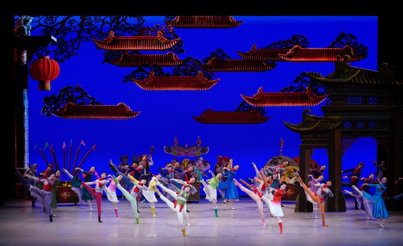1月26日晚，中央芭蕾舞團(tuán)賀歲芭蕾舞劇《過年》作為開幕演出，亮相阿布扎比國(guó)際藝術(shù)節(jié)，圖為劇照。中央芭蕾舞團(tuán)供圖