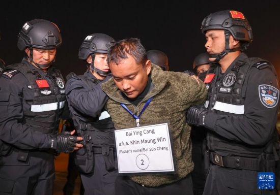 1月30日，在緬甸內(nèi)比都國際機(jī)場，緬甸警方依法向我公安機(jī)關(guān)移交緬北重大犯罪嫌疑人白應(yīng)蒼。新華社記者 殷剛 攝