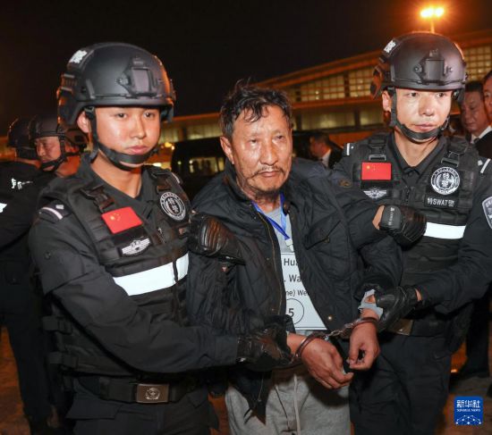 1月30日，在緬甸內(nèi)比都國際機(jī)場，緬甸警方依法向我公安機(jī)關(guān)移交緬北重大犯罪嫌疑人魏懷仁。新華社記者 殷剛 攝