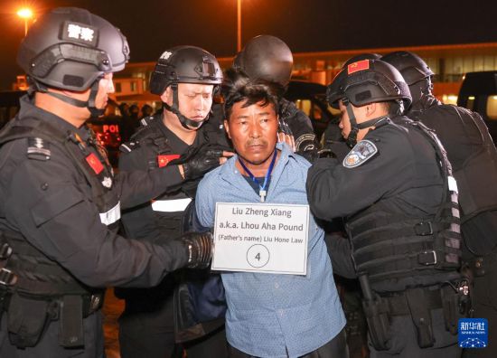 1月30日，在緬甸內(nèi)比都國際機(jī)場，緬甸警方依法向我公安機(jī)關(guān)移交緬北重大犯罪嫌疑人劉正祥。新華社記者 殷剛 攝
