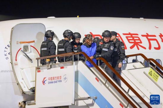 1月30日，在云南昆明長水機(jī)場，緬北重大犯罪嫌疑人白所成被我公安機(jī)關(guān)成功押解回國。新華社記者 殷剛 攝