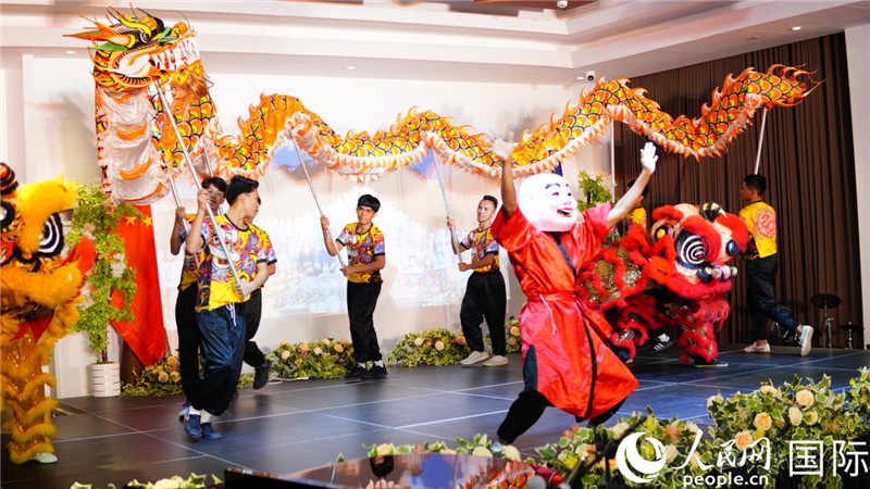 在菲留學(xué)生通過舞龍舞獅表演呈現(xiàn)中華優(yōu)秀傳統(tǒng)文化魅力。人民網(wǎng)記者樊帆 攝