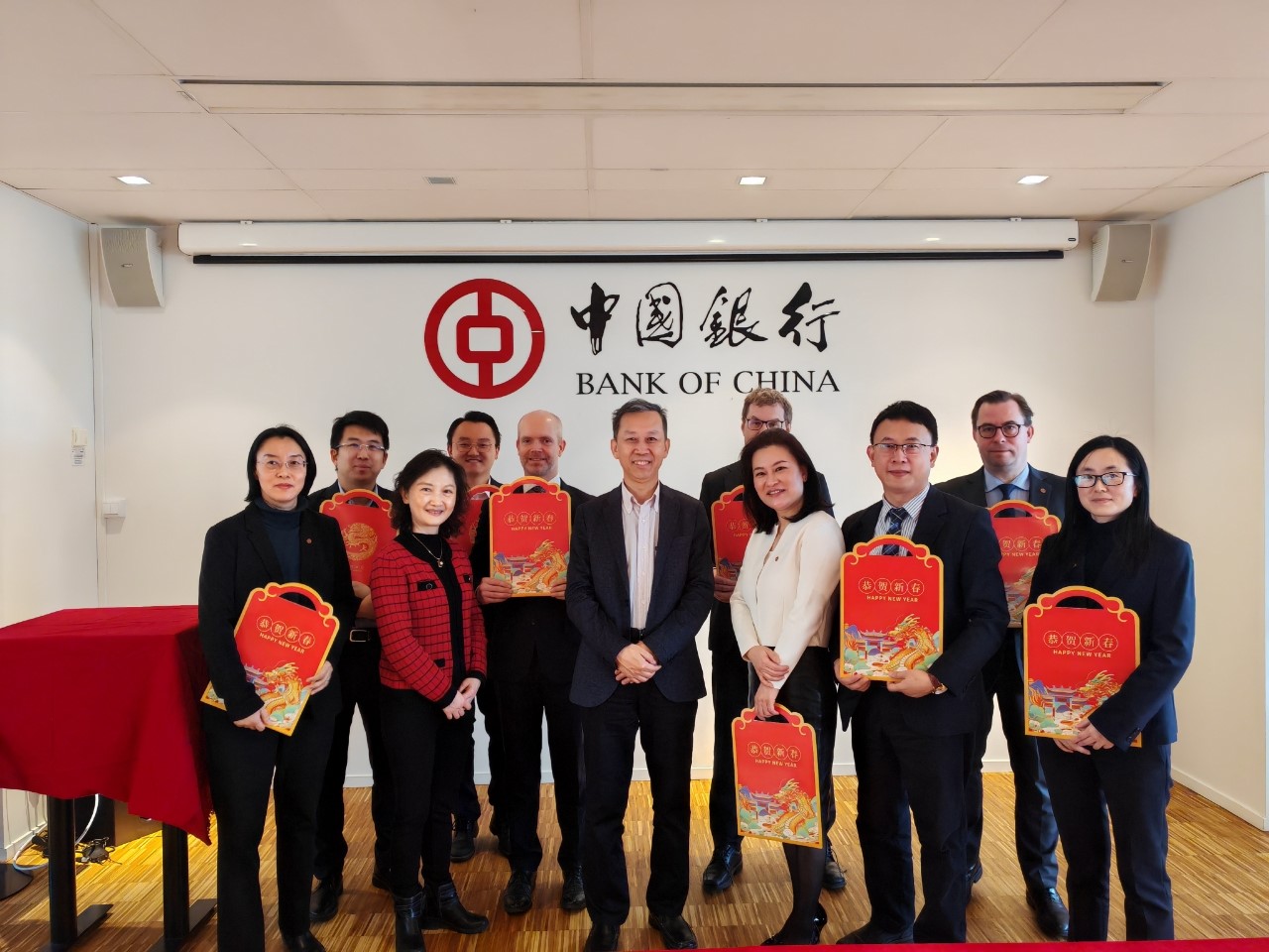 中國(guó)駐瑞典大使崔愛(ài)民（左六）與中國(guó)銀行（歐洲）有限公司斯德哥爾摩分行中外員工合影。中國(guó)駐瑞典大使館供圖